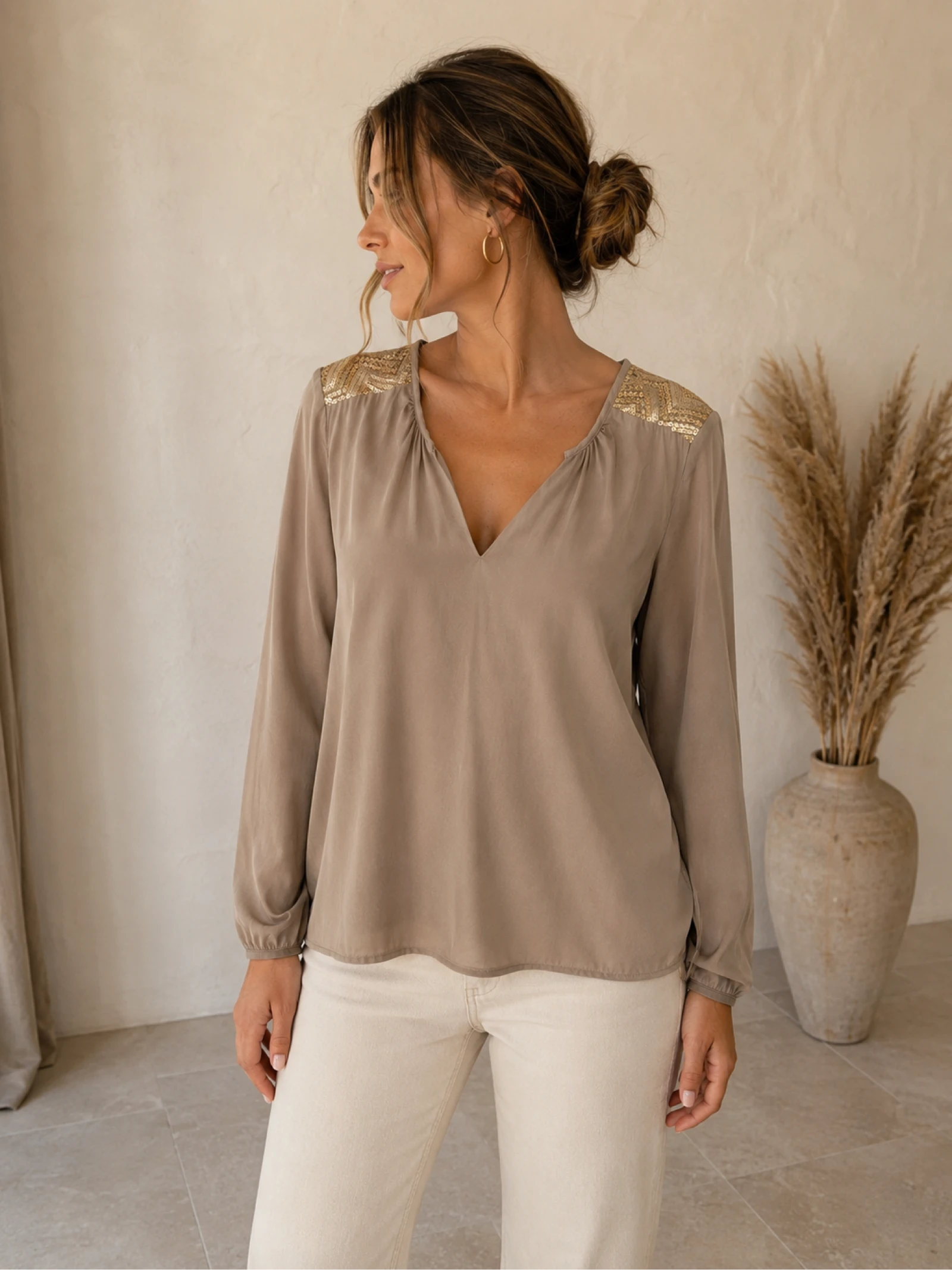 Carmin Paris blouse taupe met gouden pailletten maat M